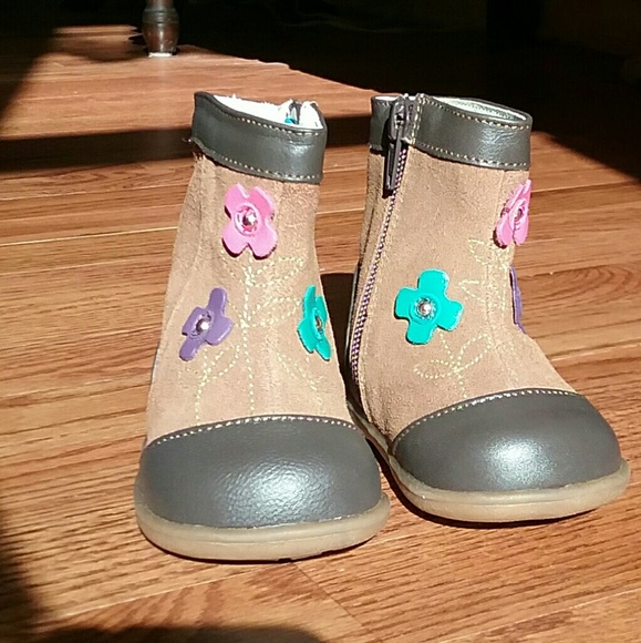 ***SOLD*** See kai run girls Brown boots size 5 - Picture 3 of 4